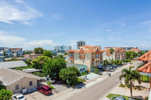 Duplex in Redington Shores, Florida 4 bedrooms, 236.34 sq.m. № 1385084 - photo 3