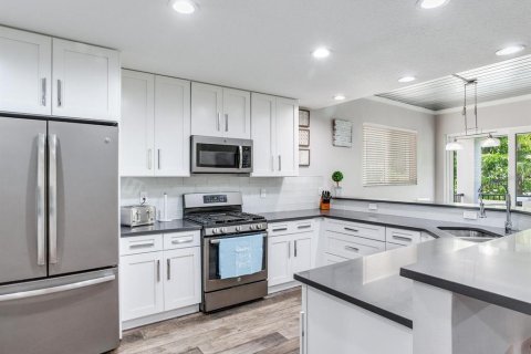 Duplex in Redington Shores, Florida 4 bedrooms, 236.34 sq.m. № 1385084 - photo 21