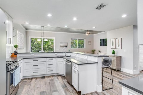 Duplex in Redington Shores, Florida 4 bedrooms, 236.34 sq.m. № 1385084 - photo 24