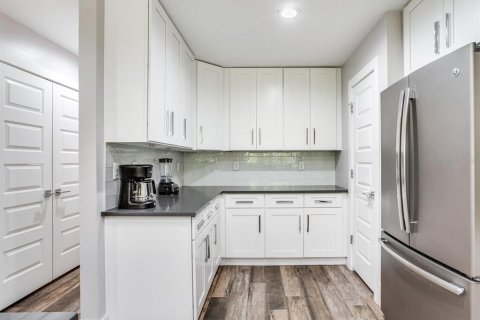Duplex in Redington Shores, Florida 4 bedrooms, 236.34 sq.m. № 1385084 - photo 23