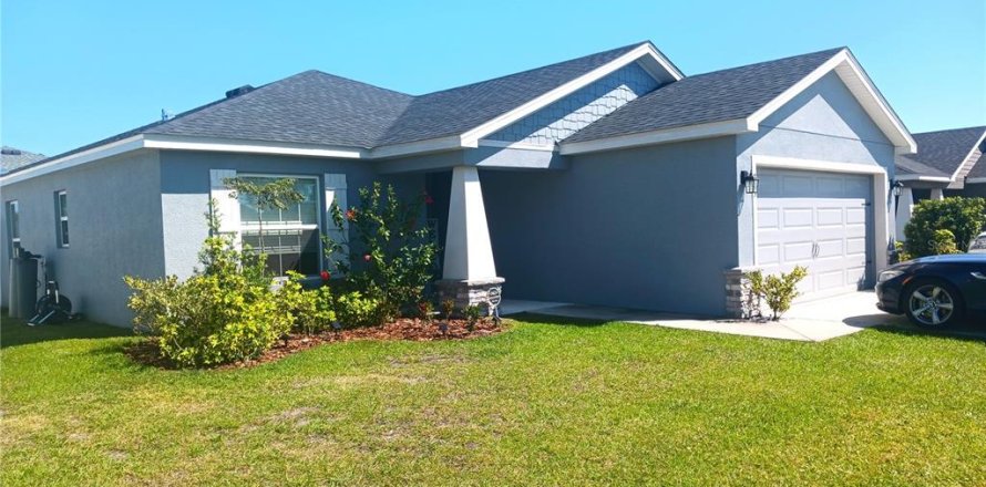 House in Eagle Lake, Florida 4 bedrooms, 151.15 sq.m. № 1571793