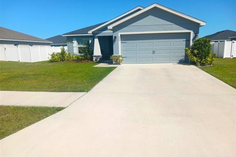 House in Eagle Lake, Florida 4 bedrooms, 151.15 sq.m. № 1571793 - photo 3