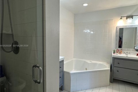 Condo in Doral, Florida, 3 bedrooms  № 2087171 - photo 13