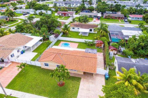 House in Miami Gardens, Florida 3 bedrooms, 126.72 sq.m. № 2401329 - photo 4