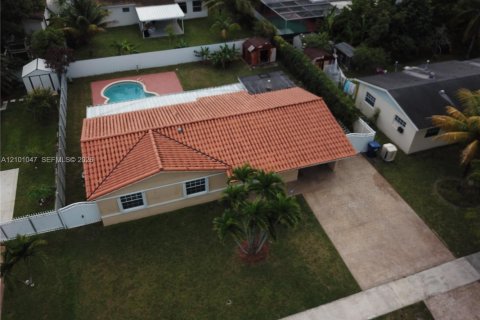 House in Miami Gardens, Florida 3 bedrooms, 126.72 sq.m. № 2401329 - photo 16