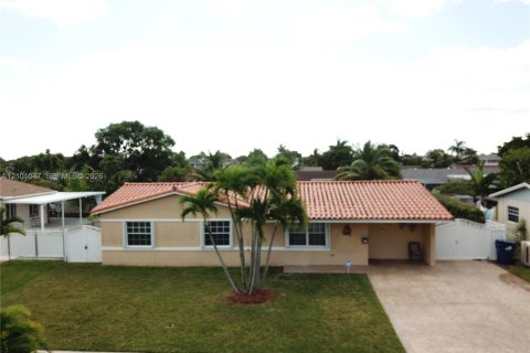 House in Miami Gardens, Florida 3 bedrooms, 126.72 sq.m. № 2401329 - photo 12