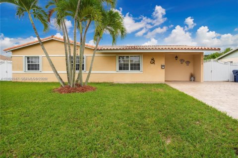 House in Miami Gardens, Florida 3 bedrooms, 126.72 sq.m. № 2401329
