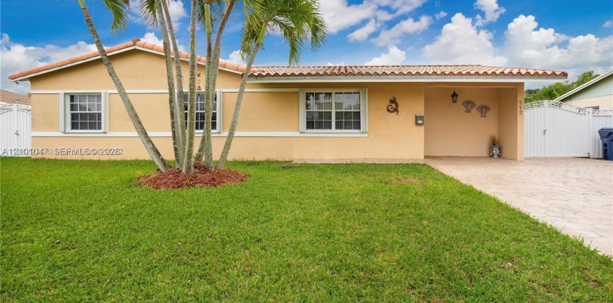House in Miami Gardens, Florida 3 bedrooms, 126.72 sq.m. № 2401329