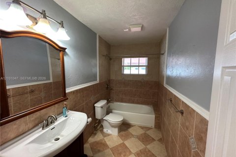 House in Miami Gardens, Florida 3 bedrooms, 126.72 sq.m. № 2401329 - photo 7