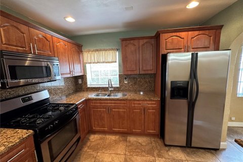 House in Miami Gardens, Florida 3 bedrooms, 126.72 sq.m. № 2401329 - photo 6