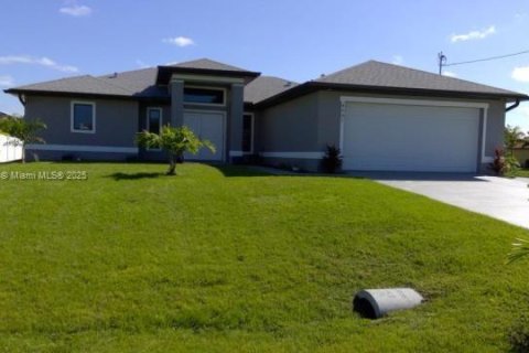House in Cape Coral, Florida 3 bedrooms, 155.8 sq.m. № 1955972 - photo 1