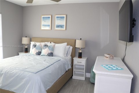 House in Cape Coral, Florida 3 bedrooms, 155.8 sq.m. № 1955972 - photo 14