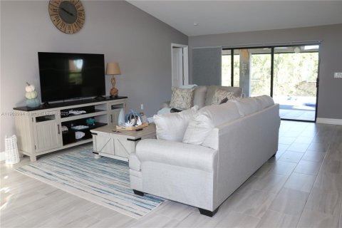 House in Cape Coral, Florida 3 bedrooms, 155.8 sq.m. № 1955972 - photo 4