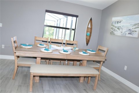 House in Cape Coral, Florida 3 bedrooms, 155.8 sq.m. № 1955972 - photo 6