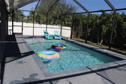 House in Cape Coral, Florida 3 bedrooms, 155.8 sq.m. № 1955972 - photo 2