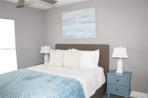 House in Cape Coral, Florida 3 bedrooms, 155.8 sq.m. № 1955972 - photo 7