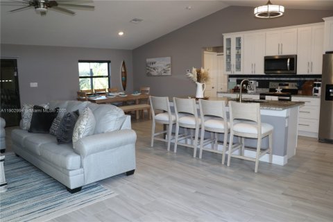 House in Cape Coral, Florida 3 bedrooms, 155.8 sq.m. № 1955972 - photo 3