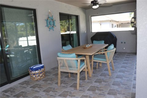 House in Cape Coral, Florida 3 bedrooms, 155.8 sq.m. № 1955972 - photo 13