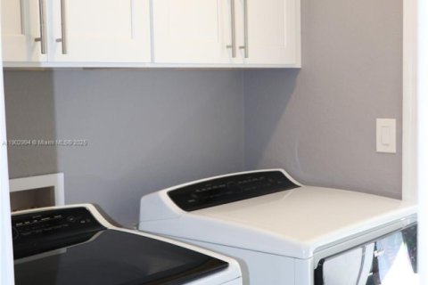 House in Cape Coral, Florida 3 bedrooms, 155.8 sq.m. № 1955972 - photo 18