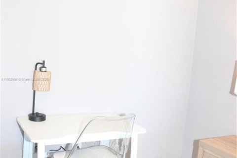 House in Cape Coral, Florida 3 bedrooms, 155.8 sq.m. № 1955972 - photo 11