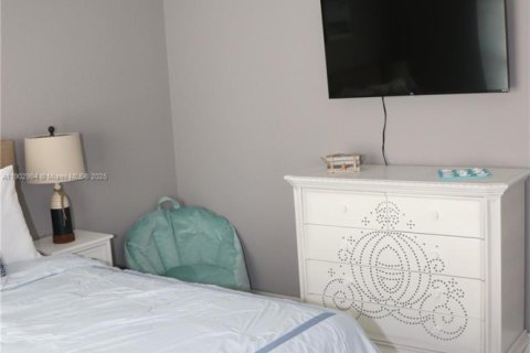 House in Cape Coral, Florida 3 bedrooms, 155.8 sq.m. № 1955972 - photo 15