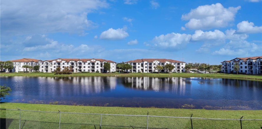 Кондоминиум с 2 спальнями в Майами, Флорида № 2005274