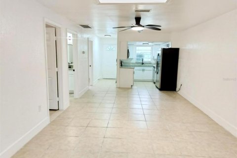 Apartamento en alquiler en Port Richey, Florida, 2 dormitorios, 78.97 m2 № 1893633 - foto 4