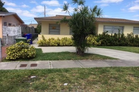 Villa ou maison à louer à Miami, Floride: 2 chambres, 128.58 m2 № 2076062 - photo 3