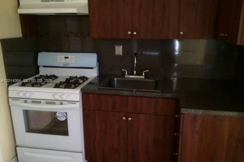 Villa ou maison à louer à Miami, Floride: 2 chambres, 128.58 m2 № 2076062 - photo 4