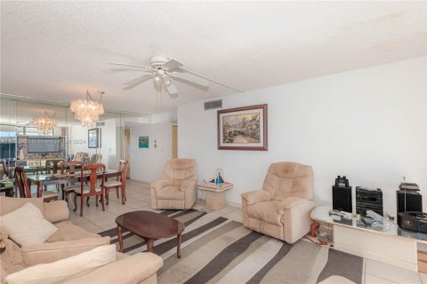 Condo in Lauderdale Lakes, Florida, 2 bedrooms  № 1881755 - photo 12