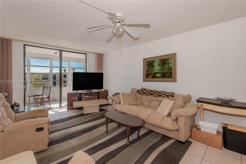 Condo in Lauderdale Lakes, Florida, 2 bedrooms  № 1881755 - photo 10