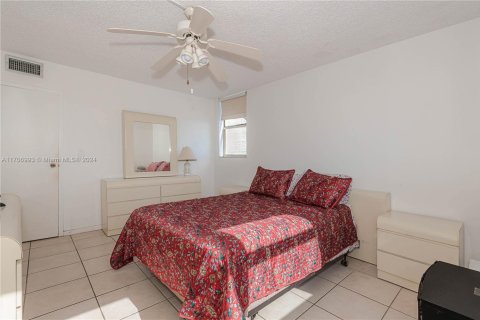 Condo in Lauderdale Lakes, Florida, 2 bedrooms  № 1881755 - photo 17