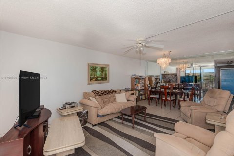 Condo in Lauderdale Lakes, Florida, 2 bedrooms  № 1881755 - photo 11