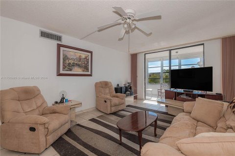 Condo in Lauderdale Lakes, Florida, 2 bedrooms  № 1881755 - photo 9