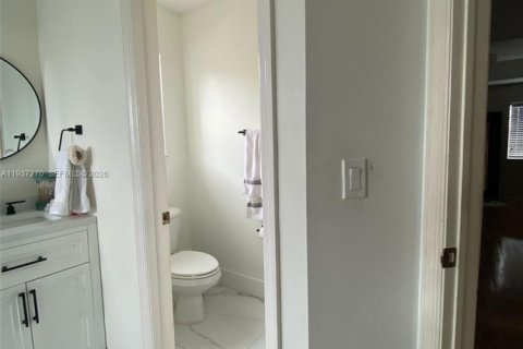 Casa en venta en Miami, Florida, 4 dormitorios, 204.94 m2 № 2053724 - foto 5