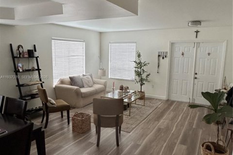 Casa en venta en Miami, Florida, 4 dormitorios, 204.94 m2 № 2053724 - foto 12