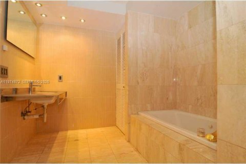 Condo in Miami Beach, Florida, 2 bedrooms  № 2036140 - photo 9