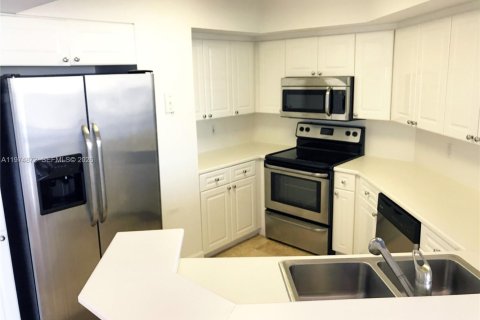 Condo in Miami Beach, Florida, 2 bedrooms  № 2036140 - photo 4