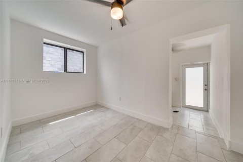 Immobilier commercial à vendre à Miami, Floride: 200.3 m2 № 2016765 - photo 8