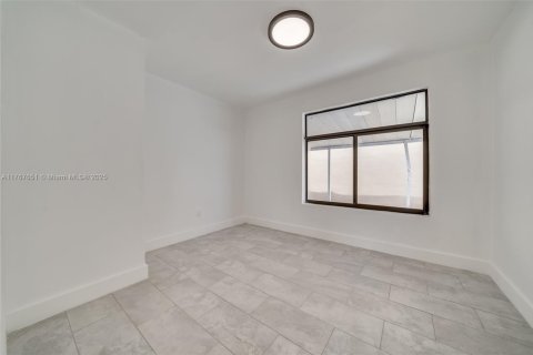 Immobilier commercial à vendre à Miami, Floride: 200.3 m2 № 2016765 - photo 3