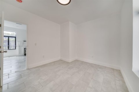 Immobilier commercial à vendre à Miami, Floride: 200.3 m2 № 2016765 - photo 4