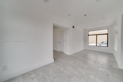 Immobilier commercial à vendre à Miami, Floride: 200.3 m2 № 2016765 - photo 12
