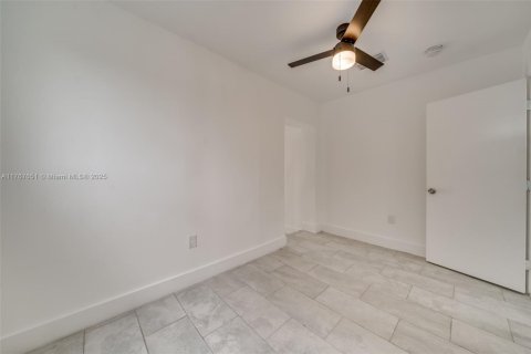 Immobilier commercial à vendre à Miami, Floride: 200.3 m2 № 2016765 - photo 10