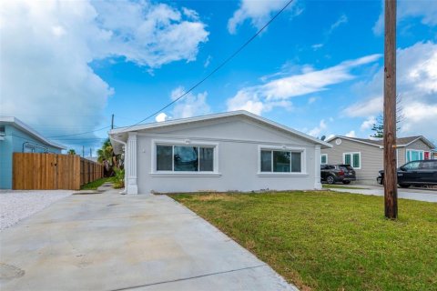 Commercial property in Madeira Beach, Florida 3 bedrooms, 134.06 sq.m. № 2236437