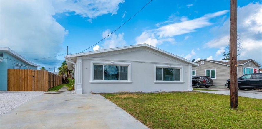 Commercial property in Madeira Beach, Florida 3 bedrooms, 134.06 sq.m. № 2236437