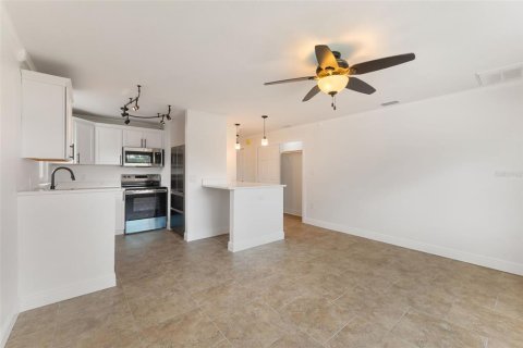 Commercial property in Madeira Beach, Florida 3 bedrooms, 134.06 sq.m. № 2236437 - photo 3