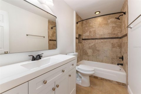 Commercial property in Madeira Beach, Florida 3 bedrooms, 134.06 sq.m. № 2236437 - photo 20