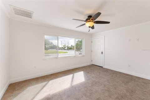 Commercial property in Madeira Beach, Florida 3 bedrooms, 134.06 sq.m. № 2236437 - photo 6