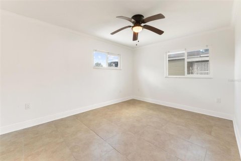 Commercial property in Madeira Beach, Florida 3 bedrooms, 134.06 sq.m. № 2236437 - photo 18