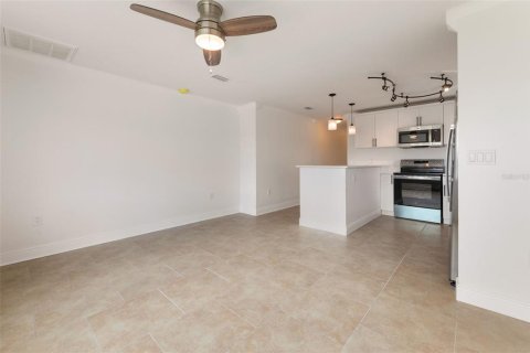 Commercial property in Madeira Beach, Florida 3 bedrooms, 134.06 sq.m. № 2236437 - photo 12